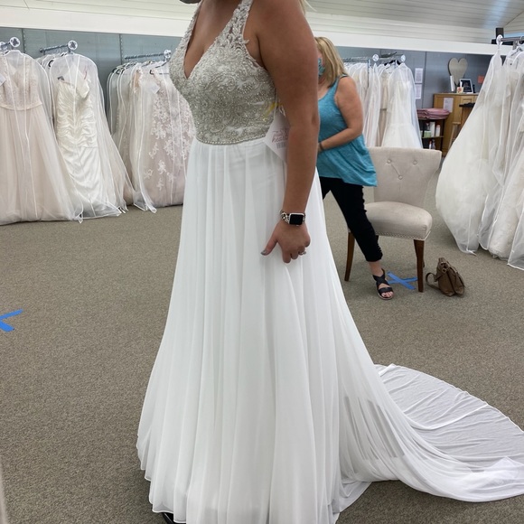 Wedding dress size 18 two hearts bridal - Picture 3 of 9